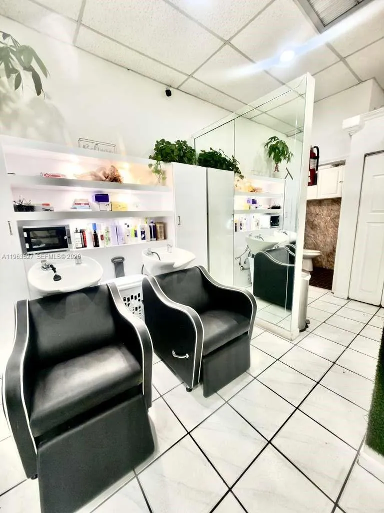 Beauty Salon Flagler St, Miami FL 33144