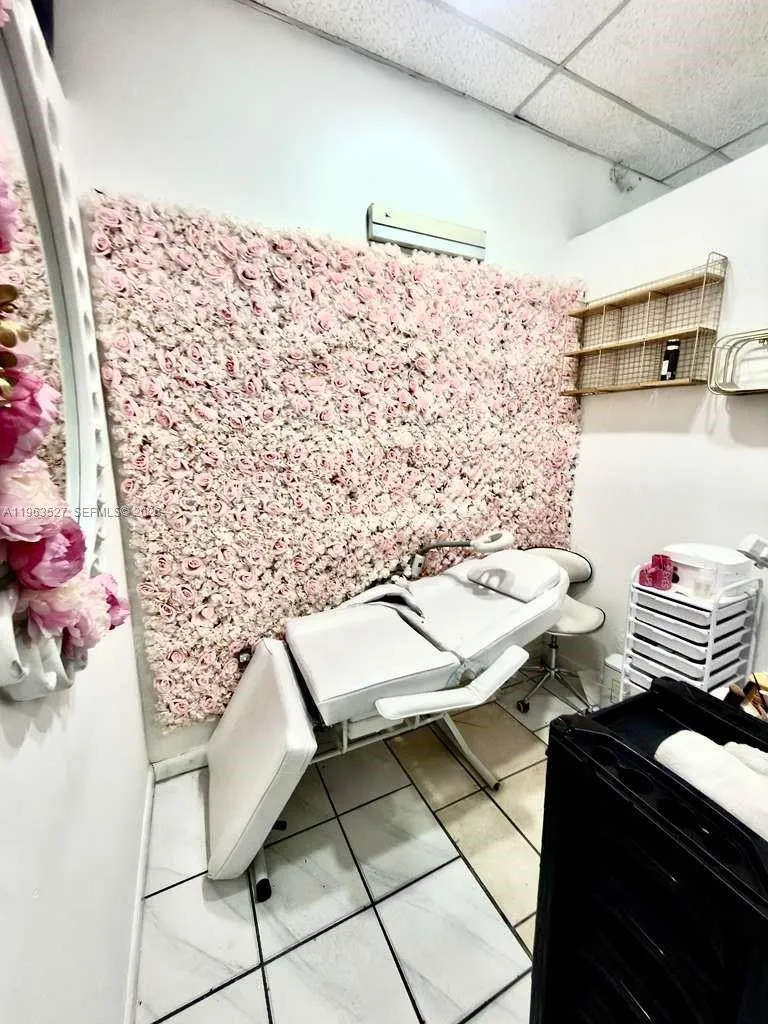 Beauty Salon Flagler St, Miami FL 33144