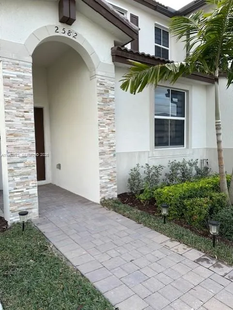 2582 SE 29th St, Homestead FL 33035
