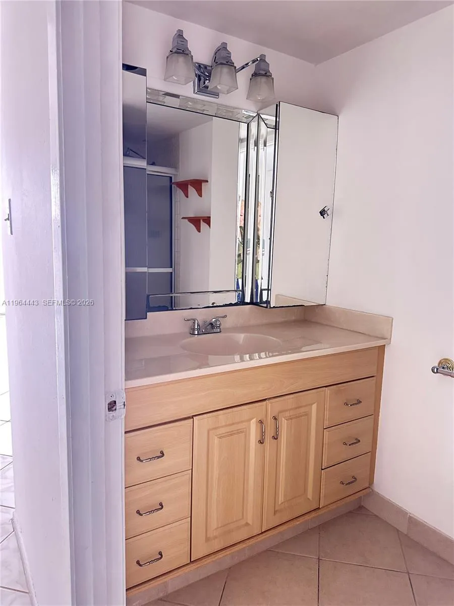 18051 Biscayne Blvd, Aventura FL 33160