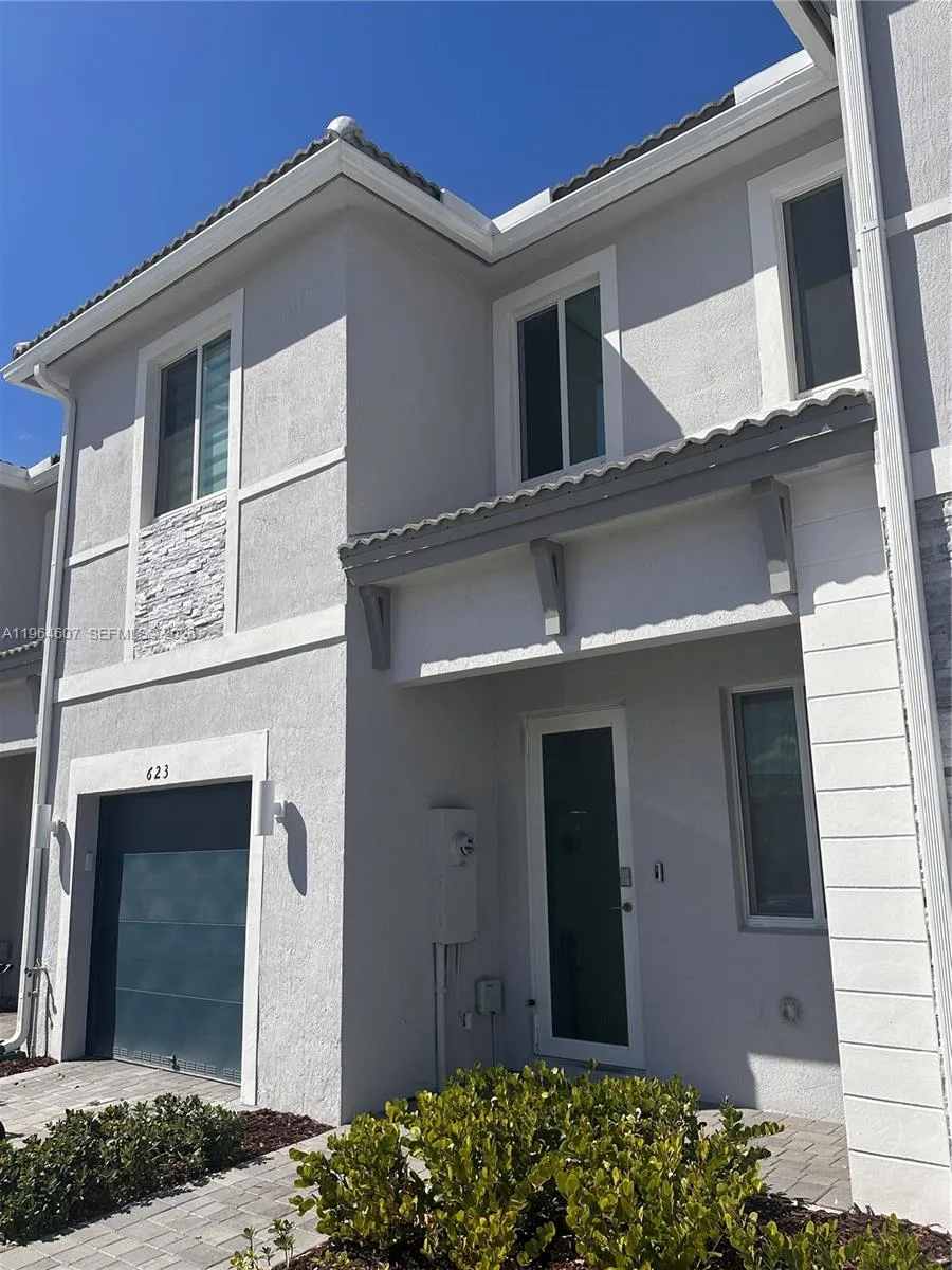 3 bedroom 3 bath for sale at 623 SE 13th St Cir, Homestead FL 33034