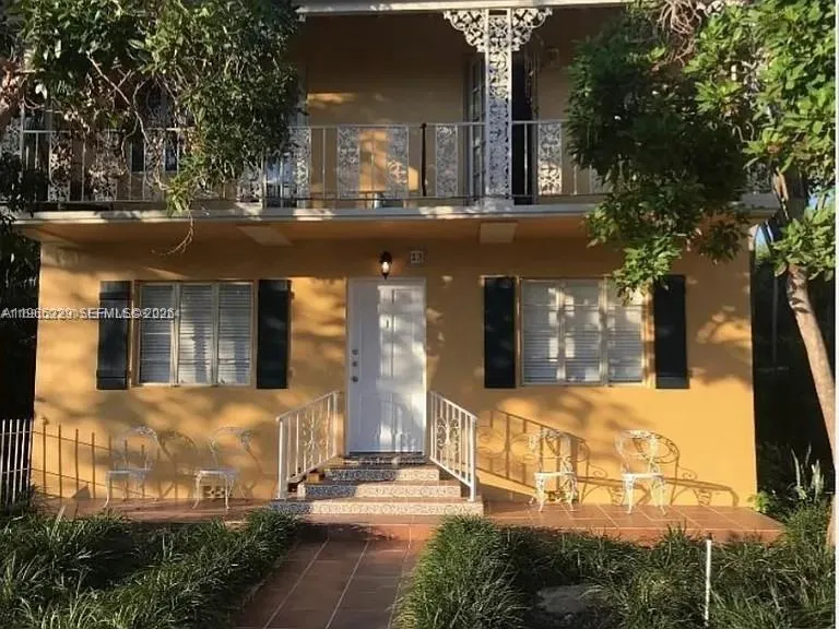 2 bedroom 1 bath for rent at 23 Majorca Ave # 1, Coral Gables FL 33134