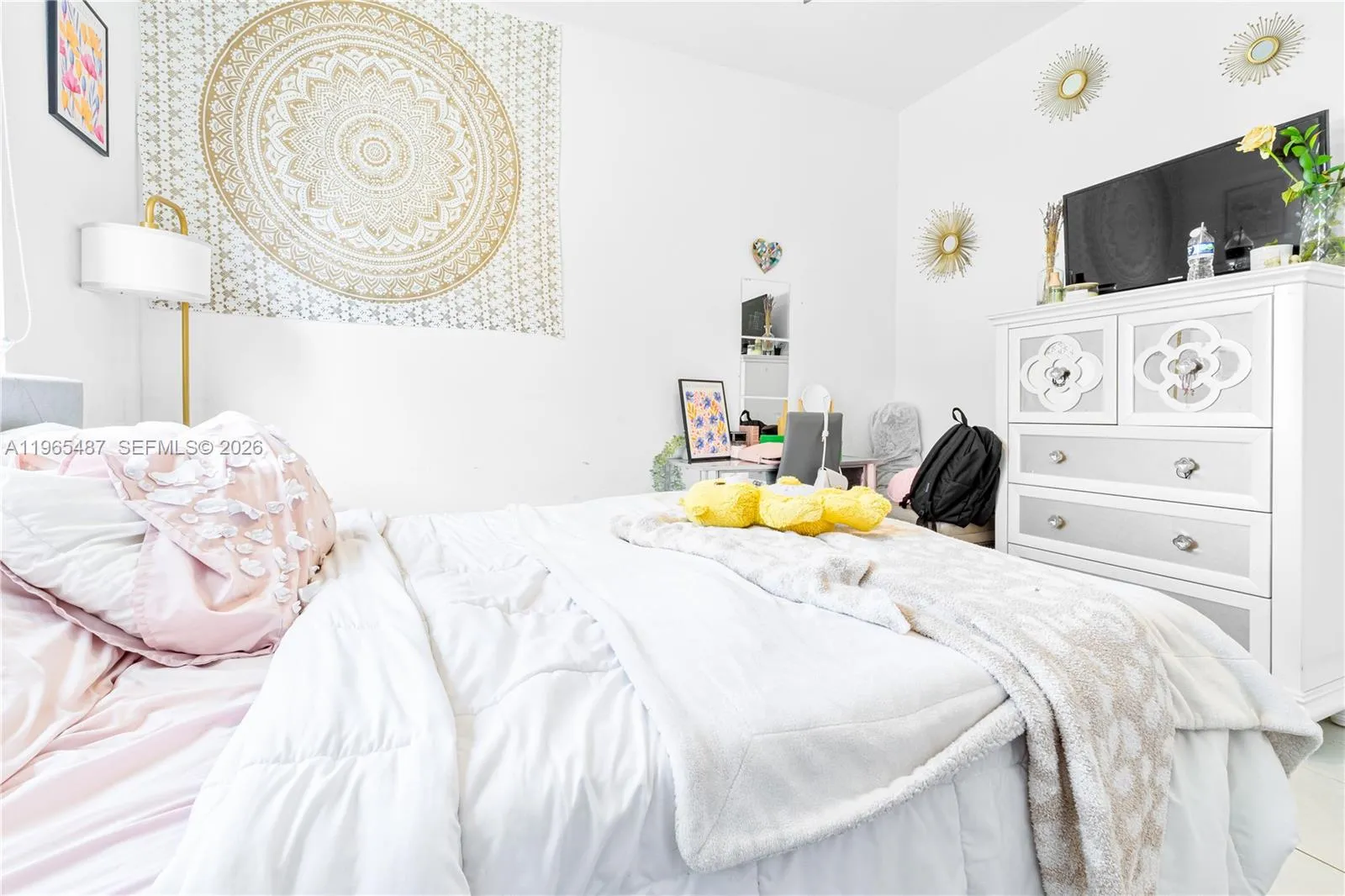 817 NE 211th St, Miami FL 33179