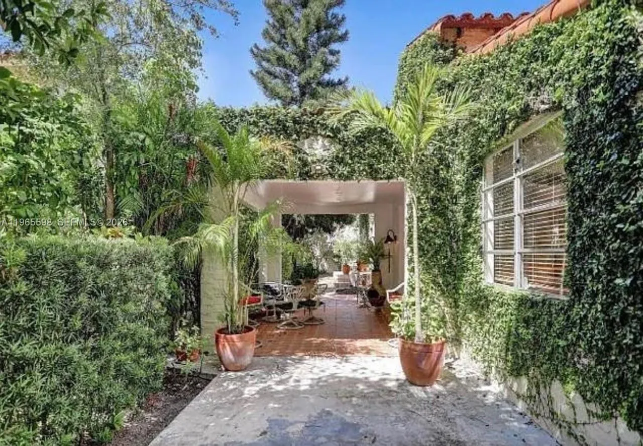 1107 Alhambra Cir, Coral Gables FL 33134