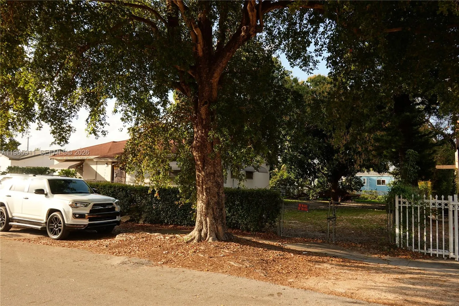 909 NW 76th St, Miami FL 33150