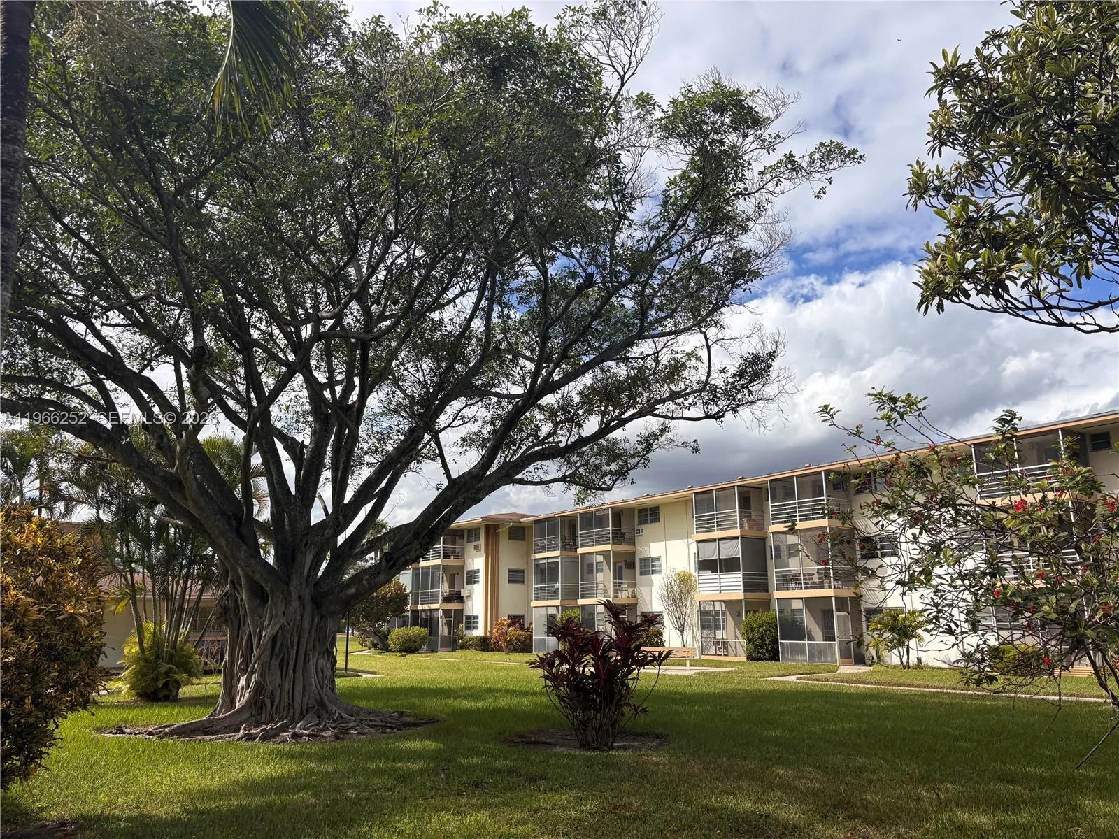 1 bedroom 1 bath for sale at 16900 NE 14th Ave # 111, Miami FL 33162