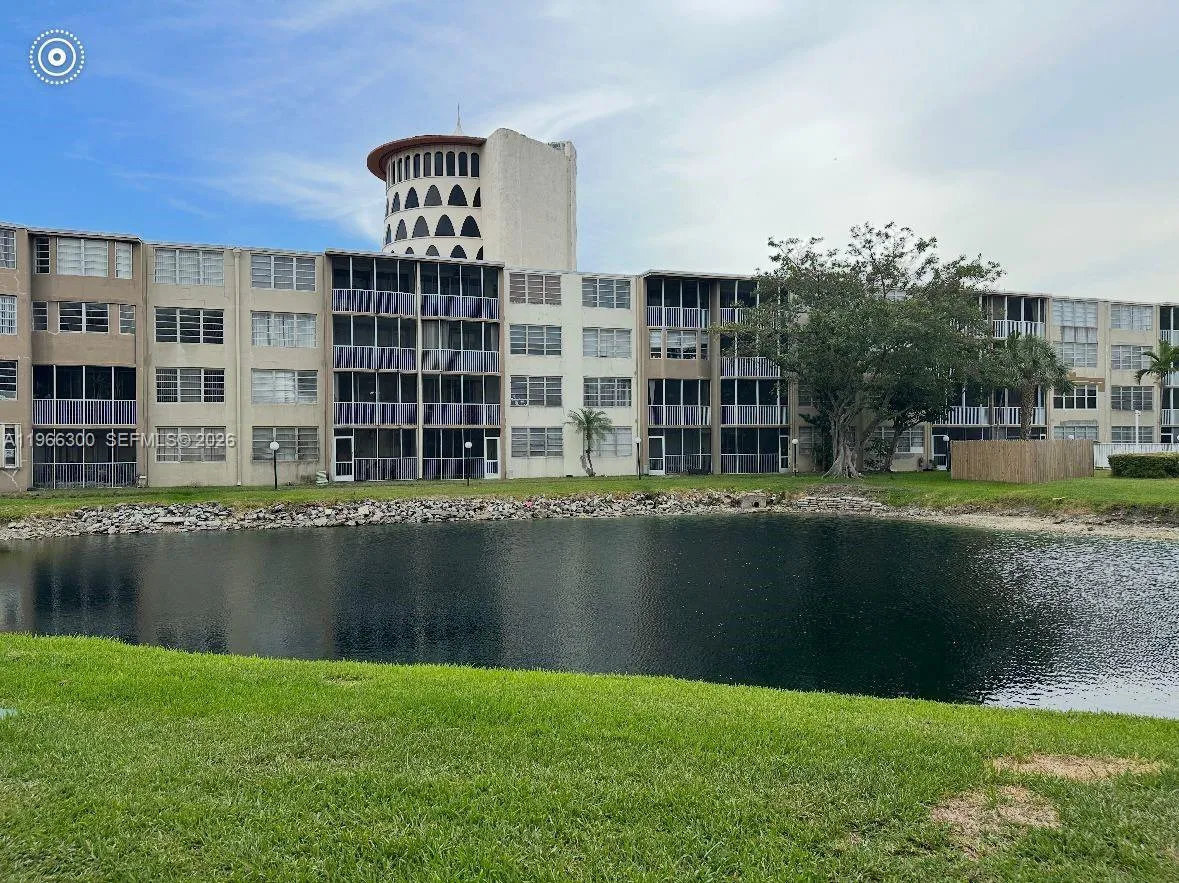 2 bedroom 2 bath for sale at 1700 NE 191st St # 105, Miami FL 33179