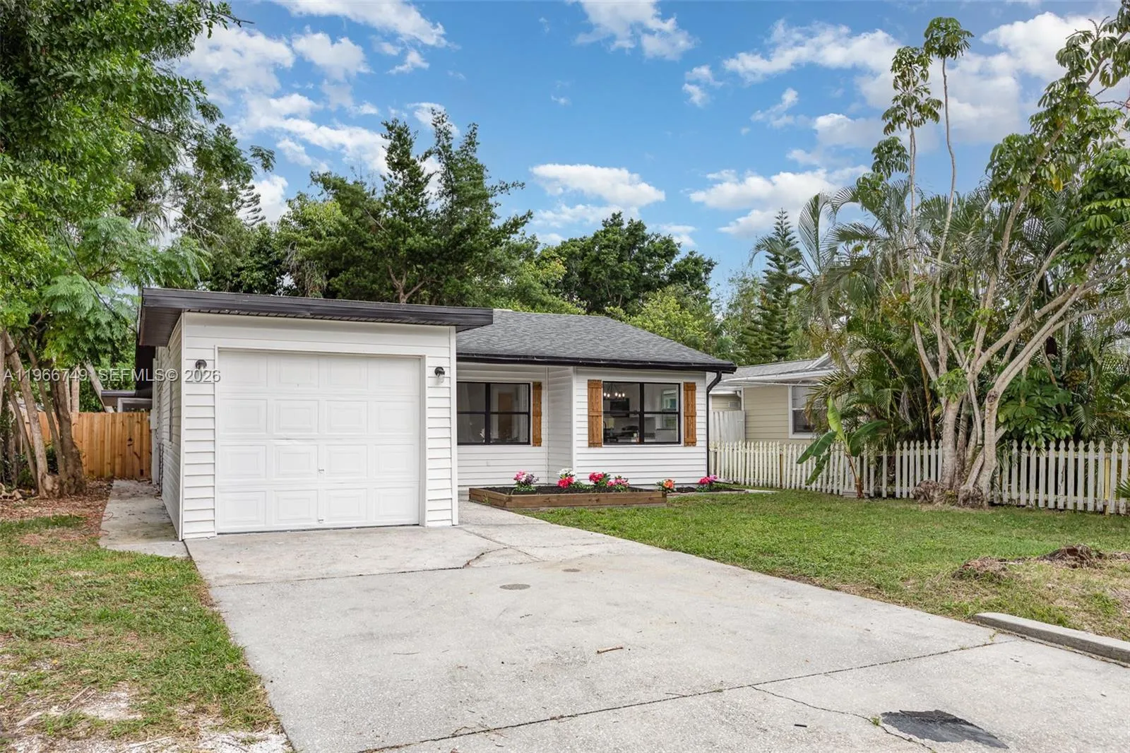 2916 Hawthorne St, Sarasota FL 34239