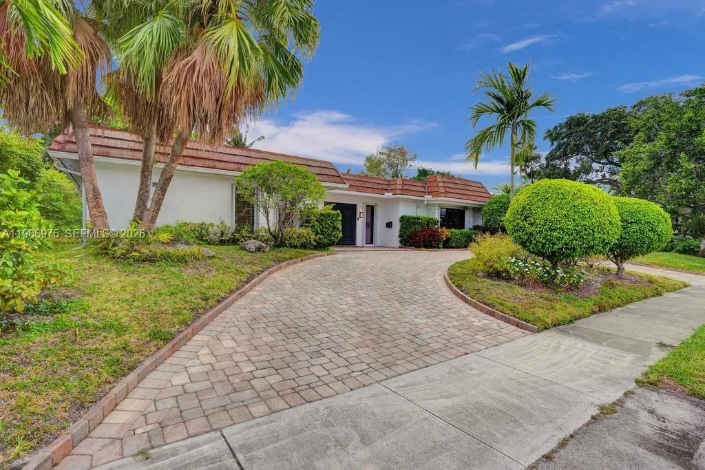 19710 NE 23rd Ave, Miami FL 33180