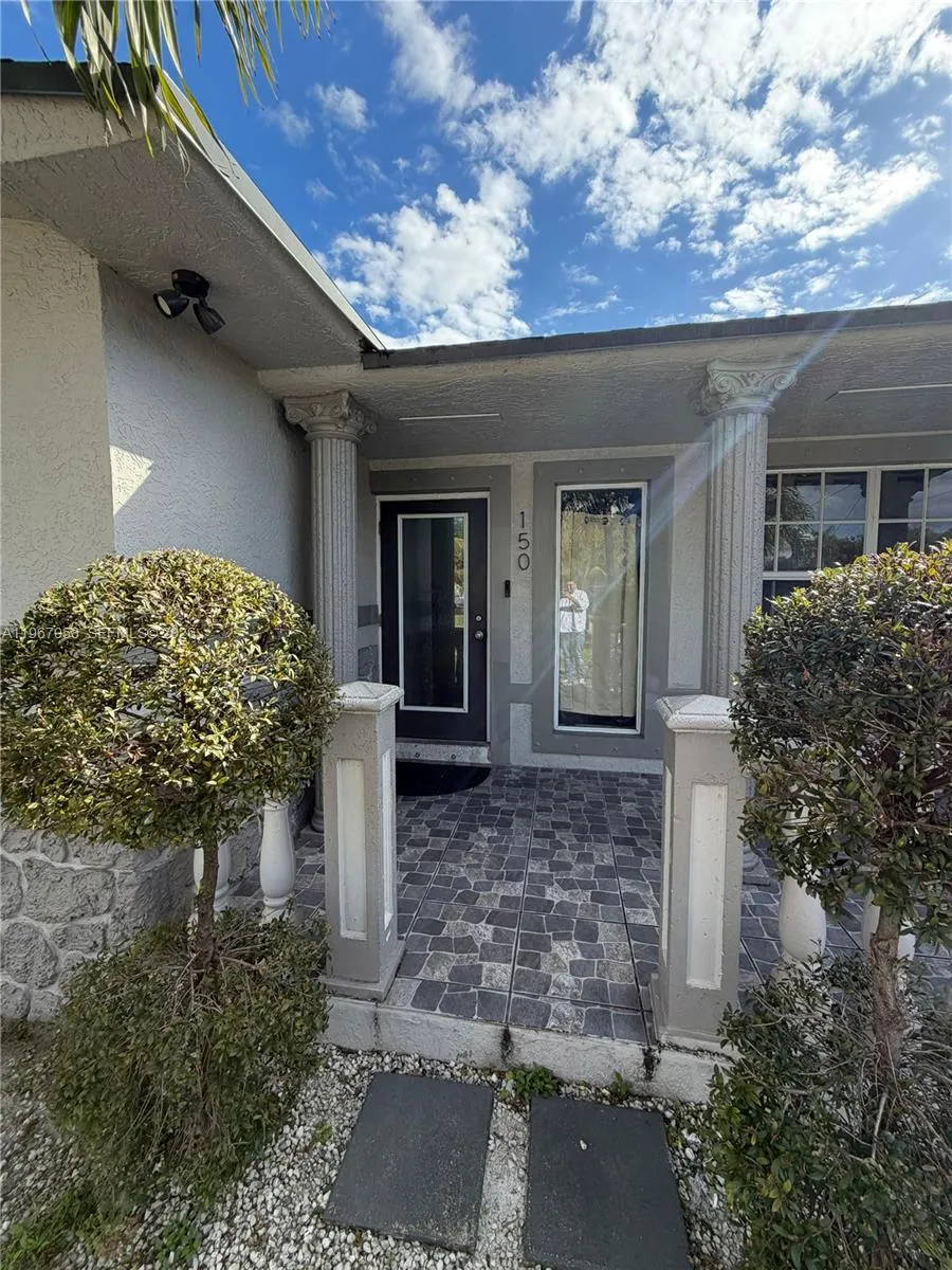 150 NE 164th St, Miami FL 33162