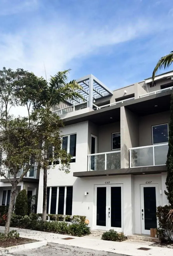 3 bedroom 3 bath for sale at 6309 NW 104 th Path, Doral FL 33178