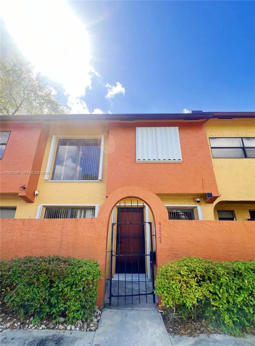 9024 NW 45th Ct, Sunrise FL 33351