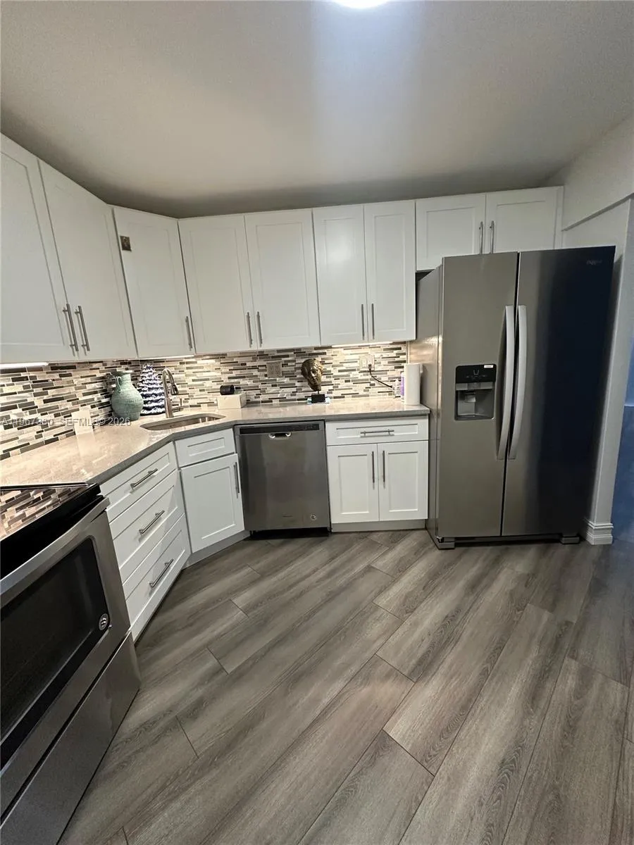 1 bedroom 1 bath for sale at 2750 NE 183rd St, Aventura FL 33160