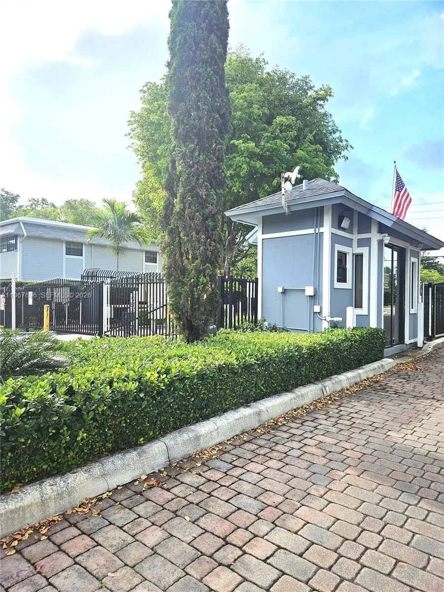 915 NE 199th St # 15, Miami FL 33179