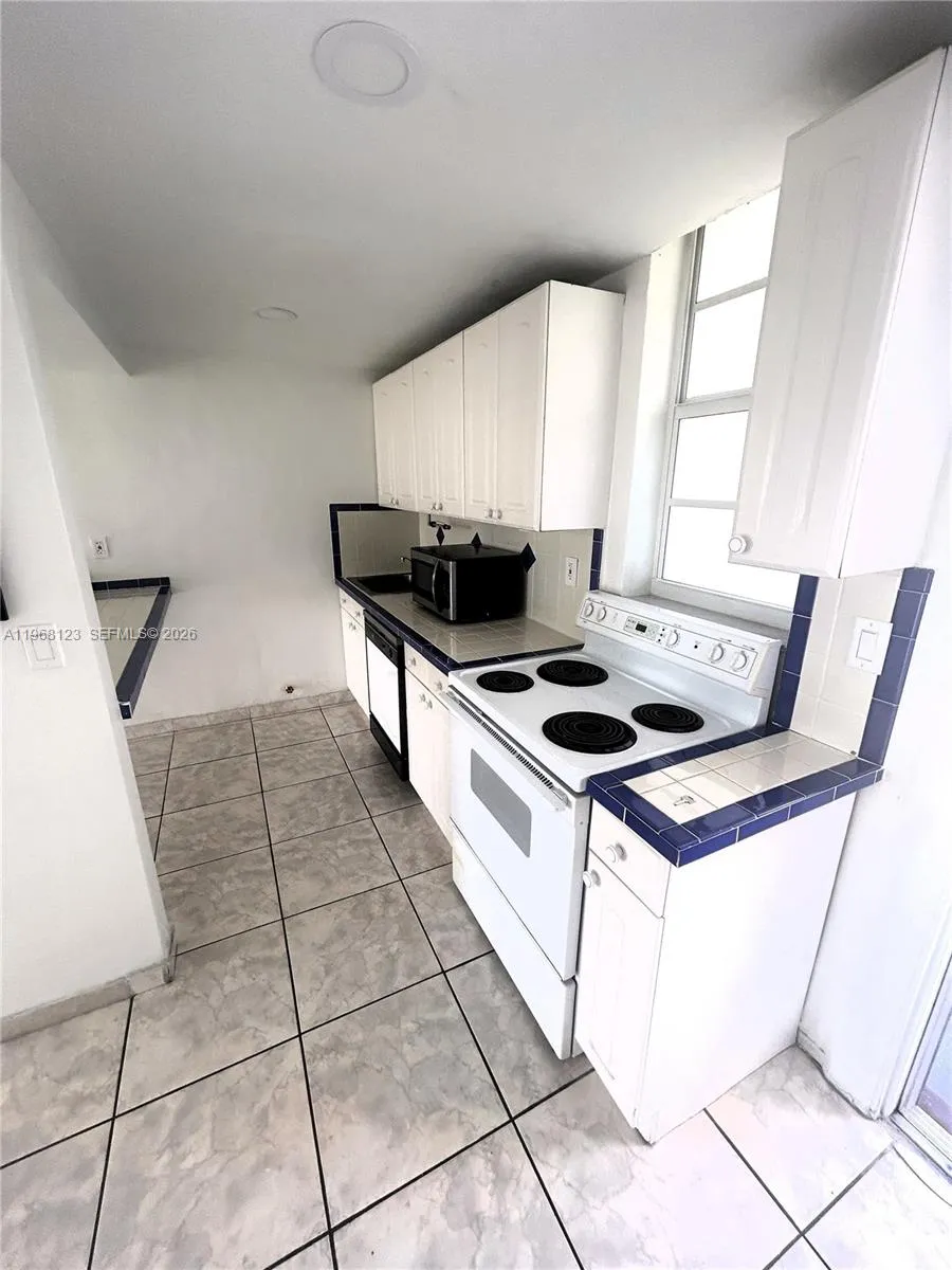 2851 Leonard Dr # J502, Aventura FL 33160