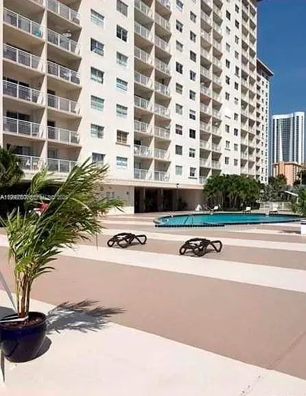 1 bedroom 1 bath for rent at 400 Kings Point Dr # 629, Sunny Isles Beach FL 33160
