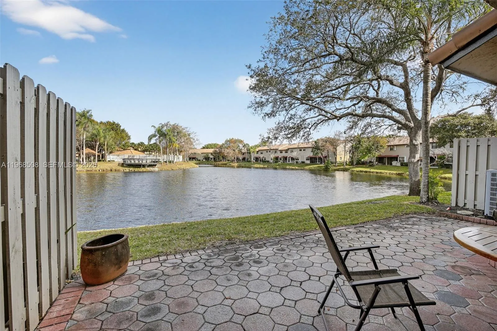 9080 Vineyard Lake Dr, Plantation FL 33324