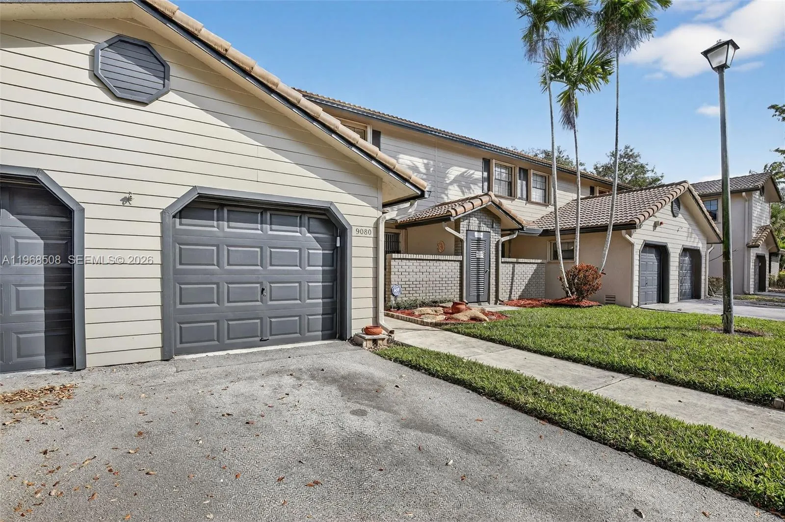9080 Vineyard Lake Dr, Plantation FL 33324