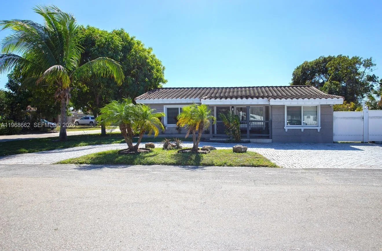 2450 NE 18th St, Pompano Beach FL 33062