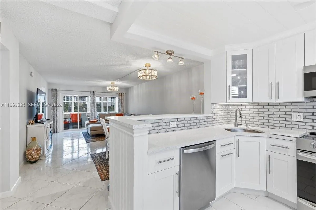 3201 NE 8th St # 405, Pompano Beach FL 33062