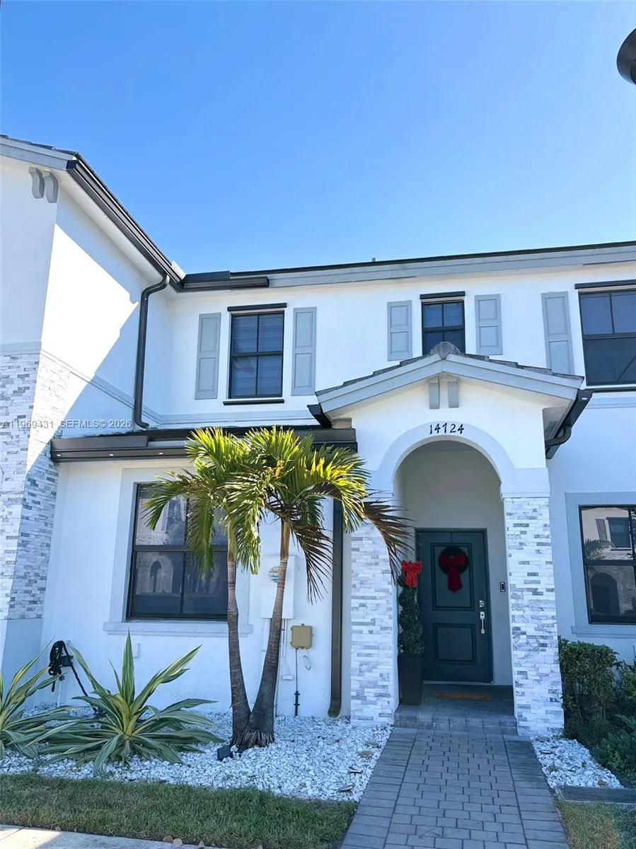 3 bedroom 3 bath for sale at 14724 SW 181st Ter, Miami FL 33187