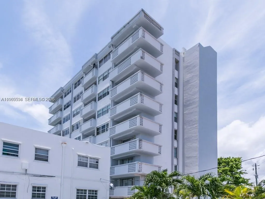 1 bedroom 1 bath for sale at 7118 Bonita Dr # 704, Miami Beach FL 33141