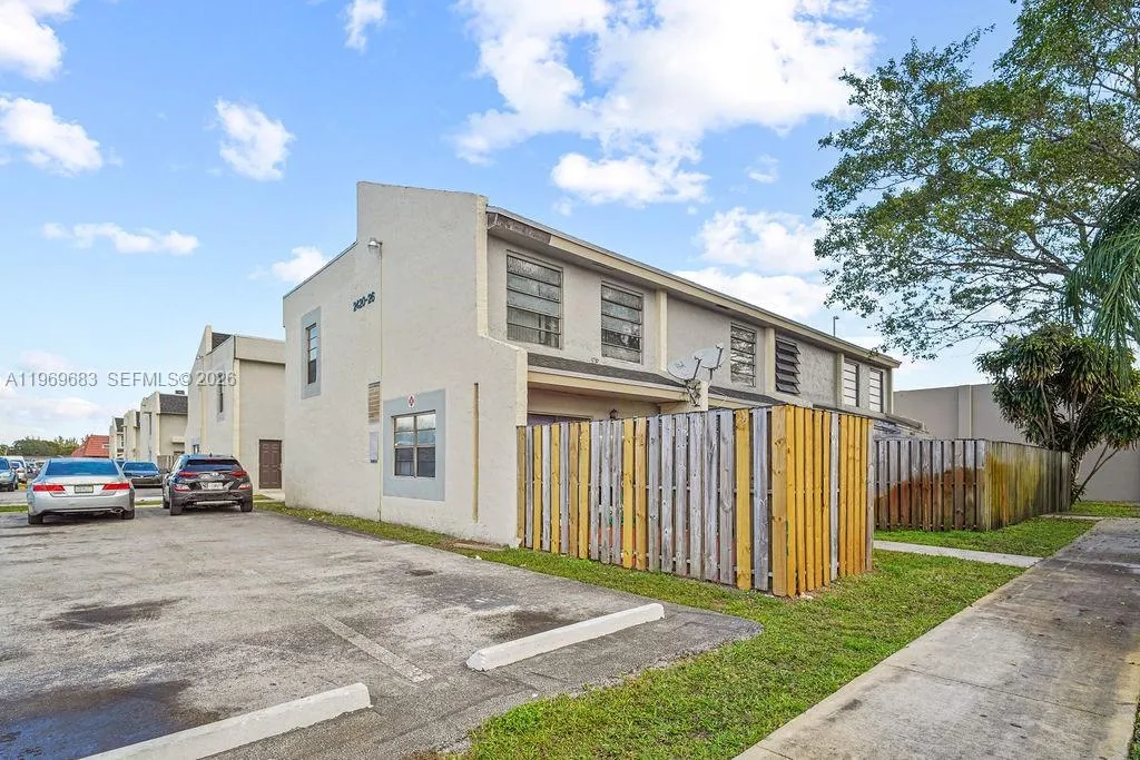 2 bedroom 1 bath for sale at 2424 NW 52nd Ave # 2424, Lauderhill FL 33313