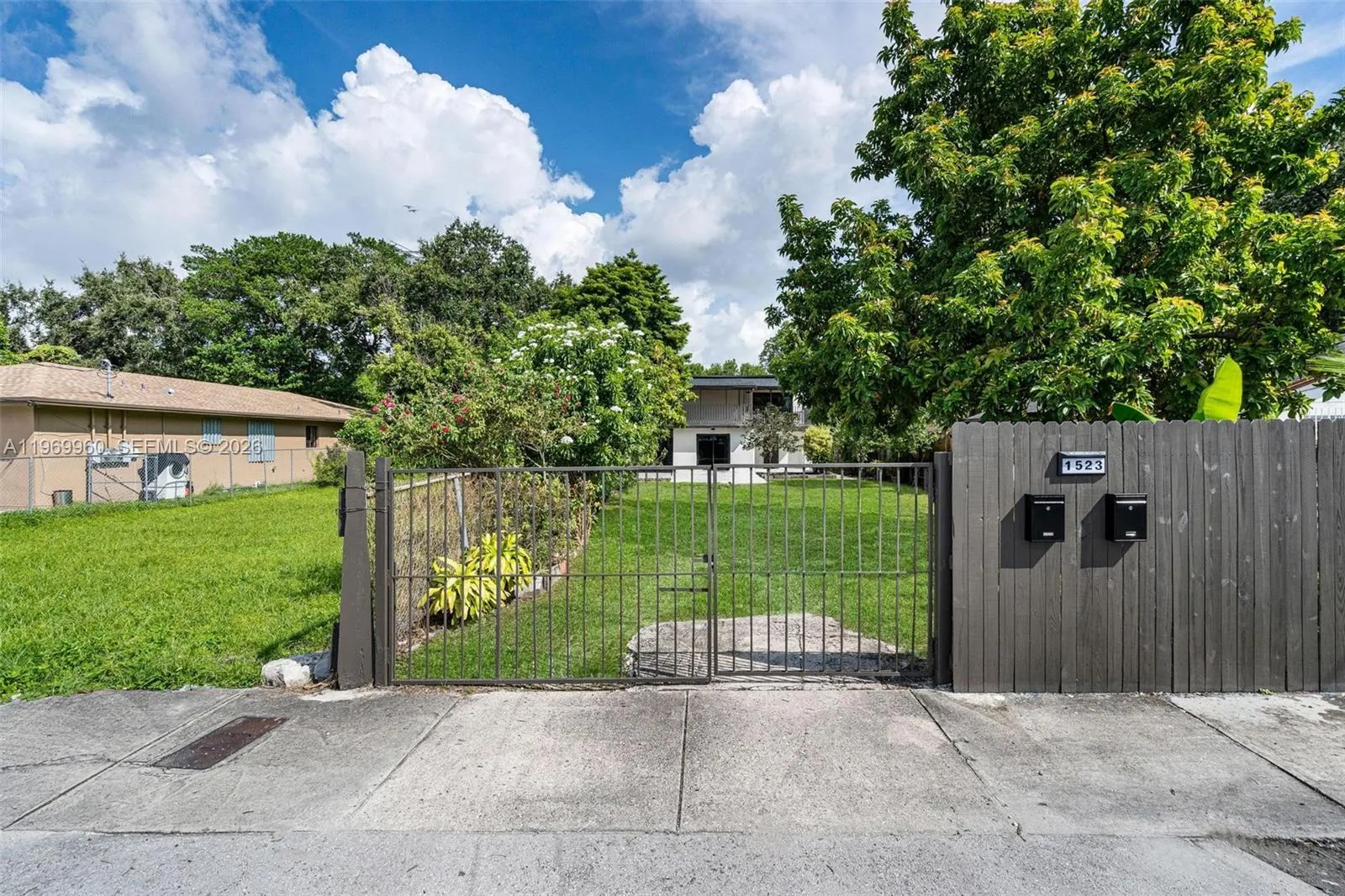 1523 NW 38th St, Miami FL 33142