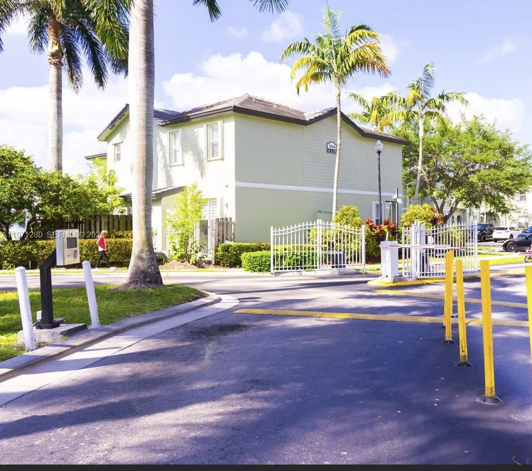 2928 SE 2nd St # 8, Homestead FL 33033