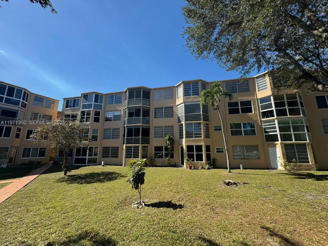 2 bedroom 2 bath for sale at 1301 NE 191st St # F405, Miami FL 33179