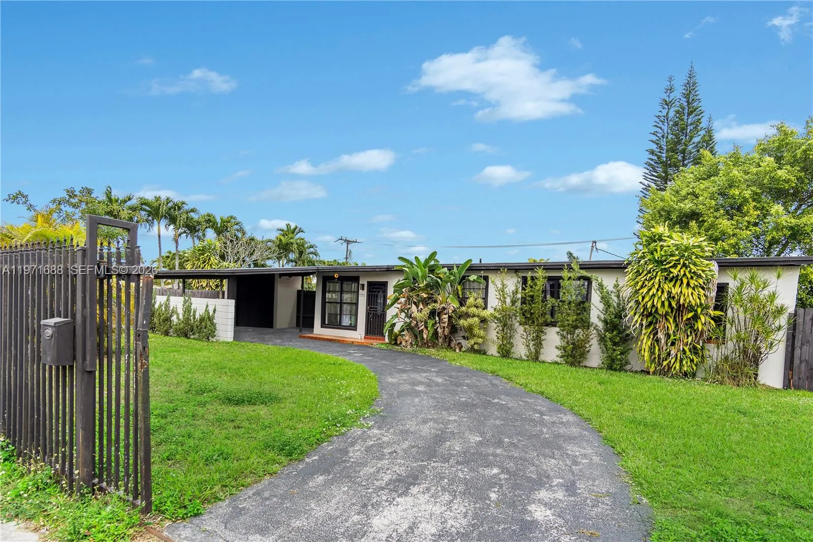 8461 SW 38th St, Miami FL 33155