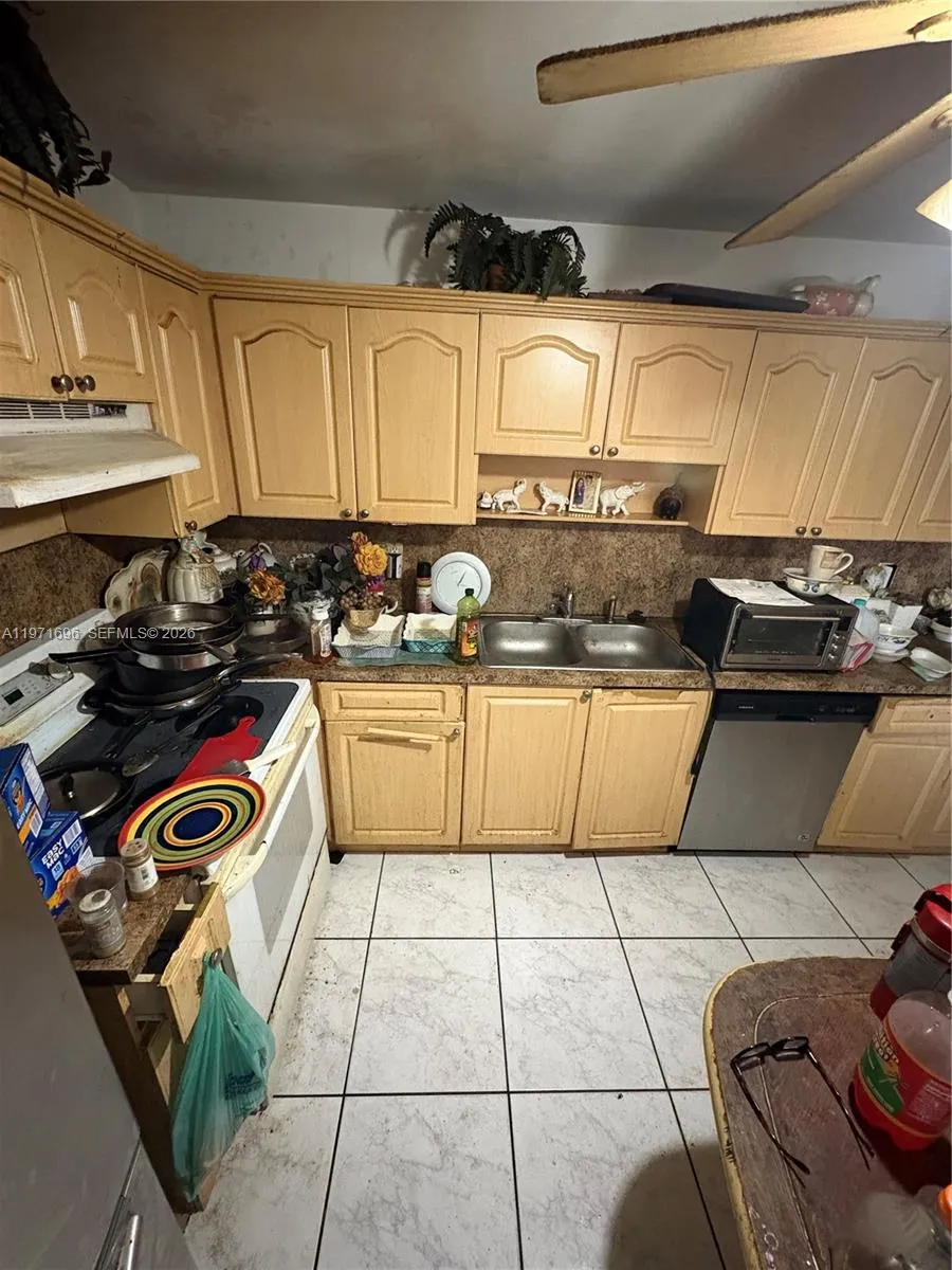 1401 NE 191st St # D204, Miami FL 33179