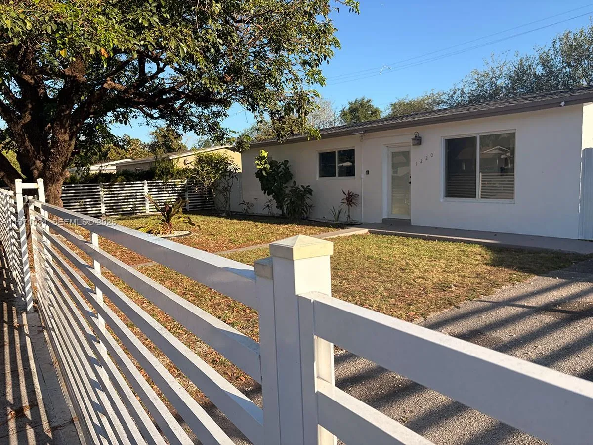 3 bedroom 2 bath for sale at 1220 NE 206th St, Miami FL 33179