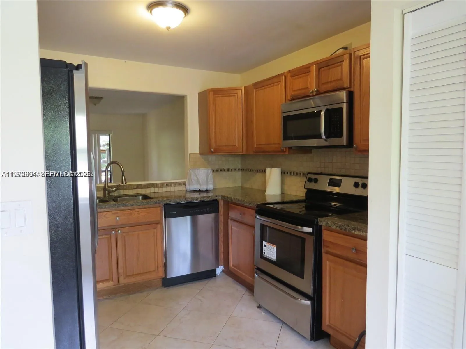 216 Lakeside Cir, Sunrise FL 33326