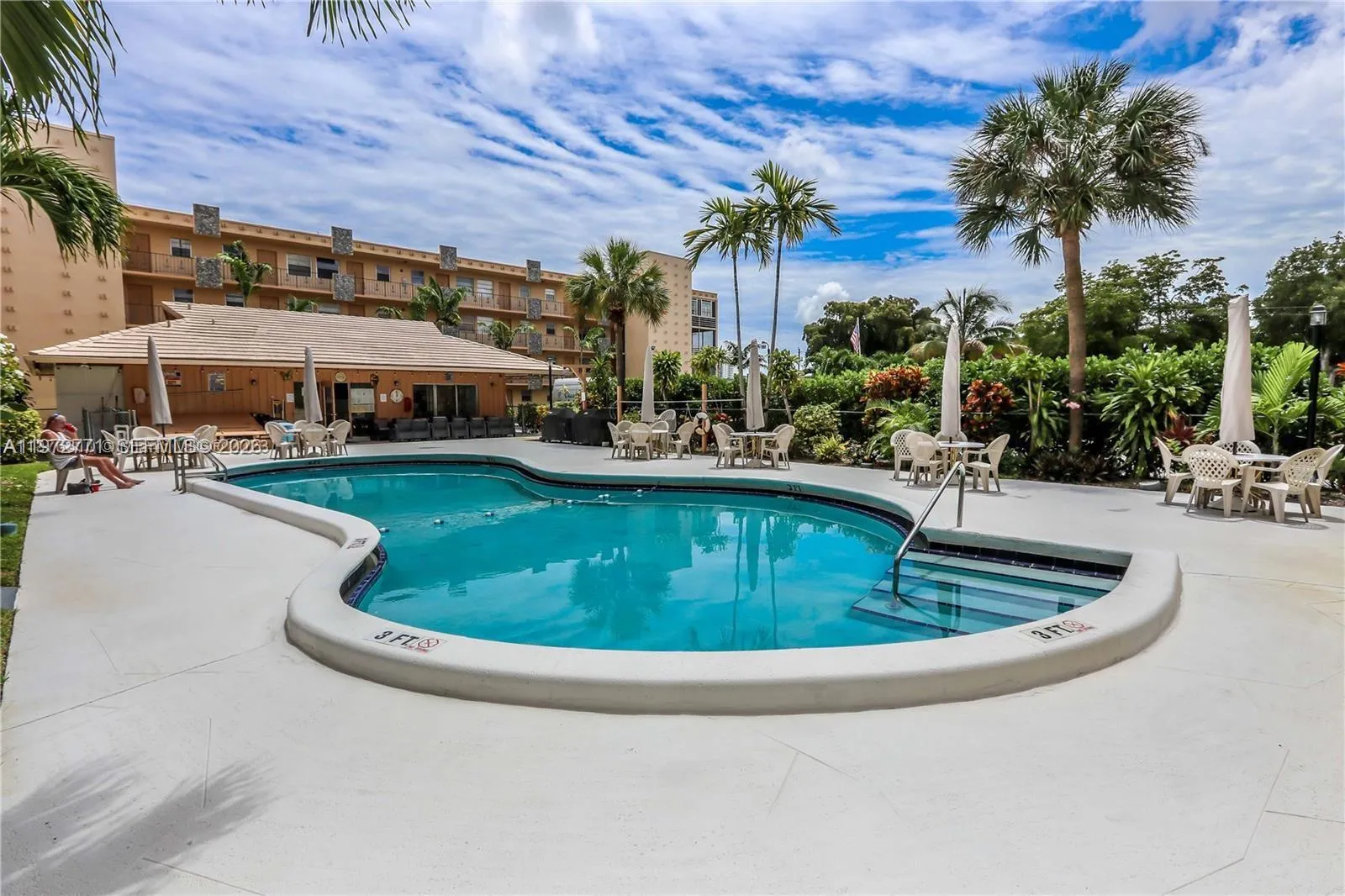 2 bedroom 1 bath for sale at 2145 Pierce St # 421, Hollywood FL 33020