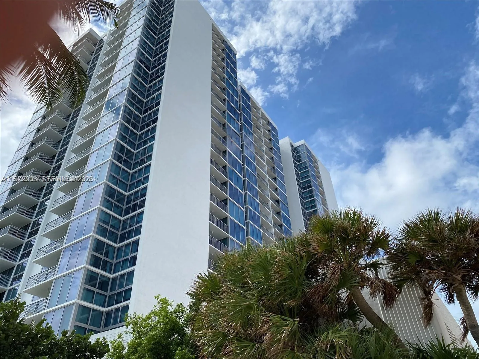 1 bedroom 2 bath for sale at 2655 Collins Ave # 1404, Miami Beach FL 33140
