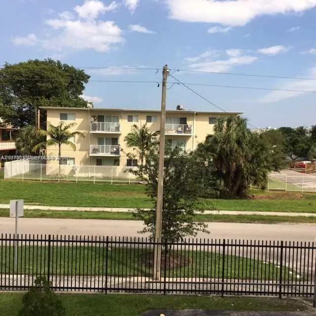 12500 NE 15 AVE # 207, North Miami FL 33161