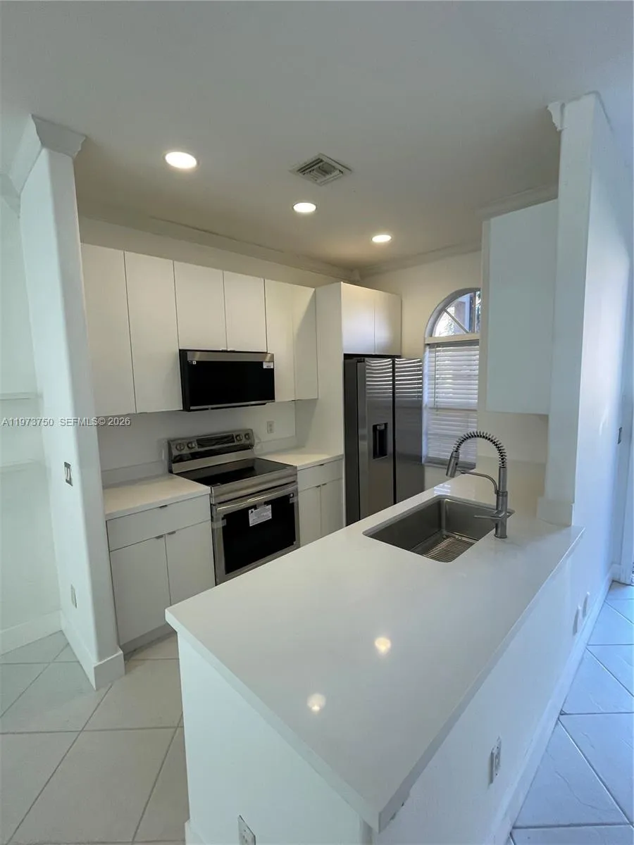 3 bedroom 2 bath for sale at 703 NE 195th St # 703, Miami FL 33179