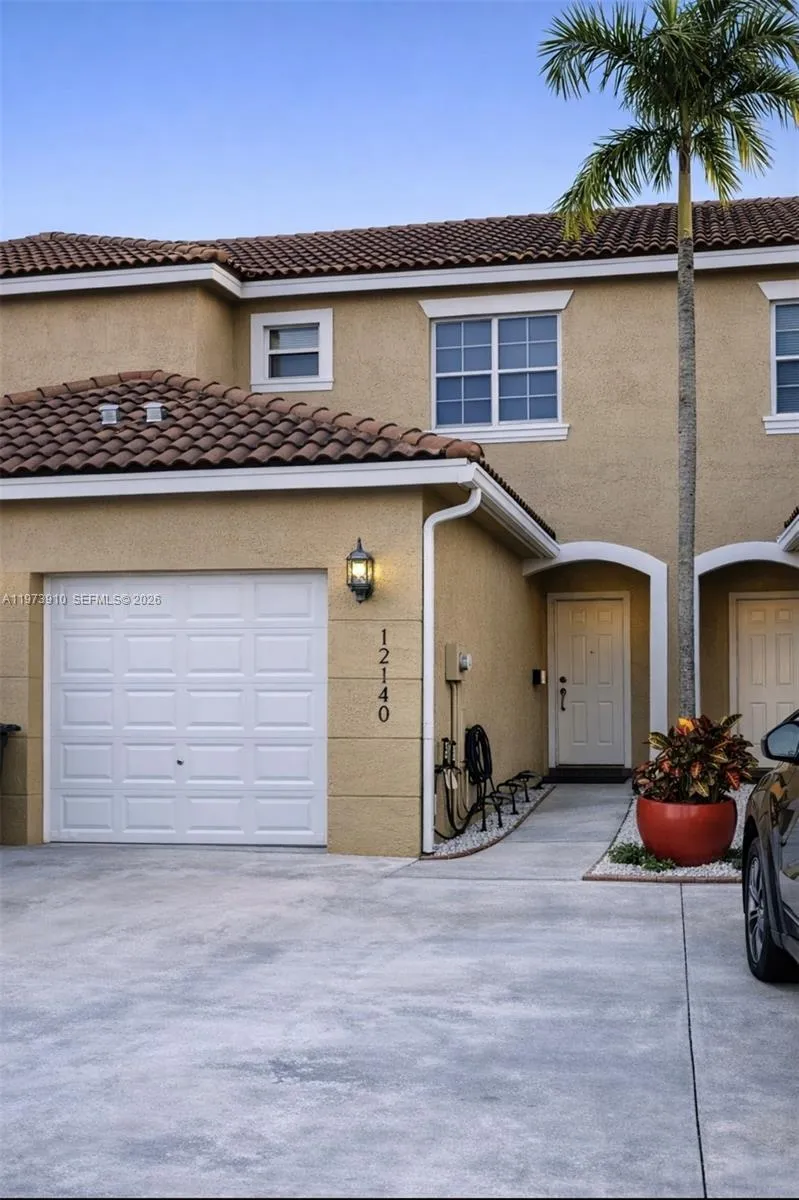 12140 SW 4th St, Pembroke Pines FL 33025