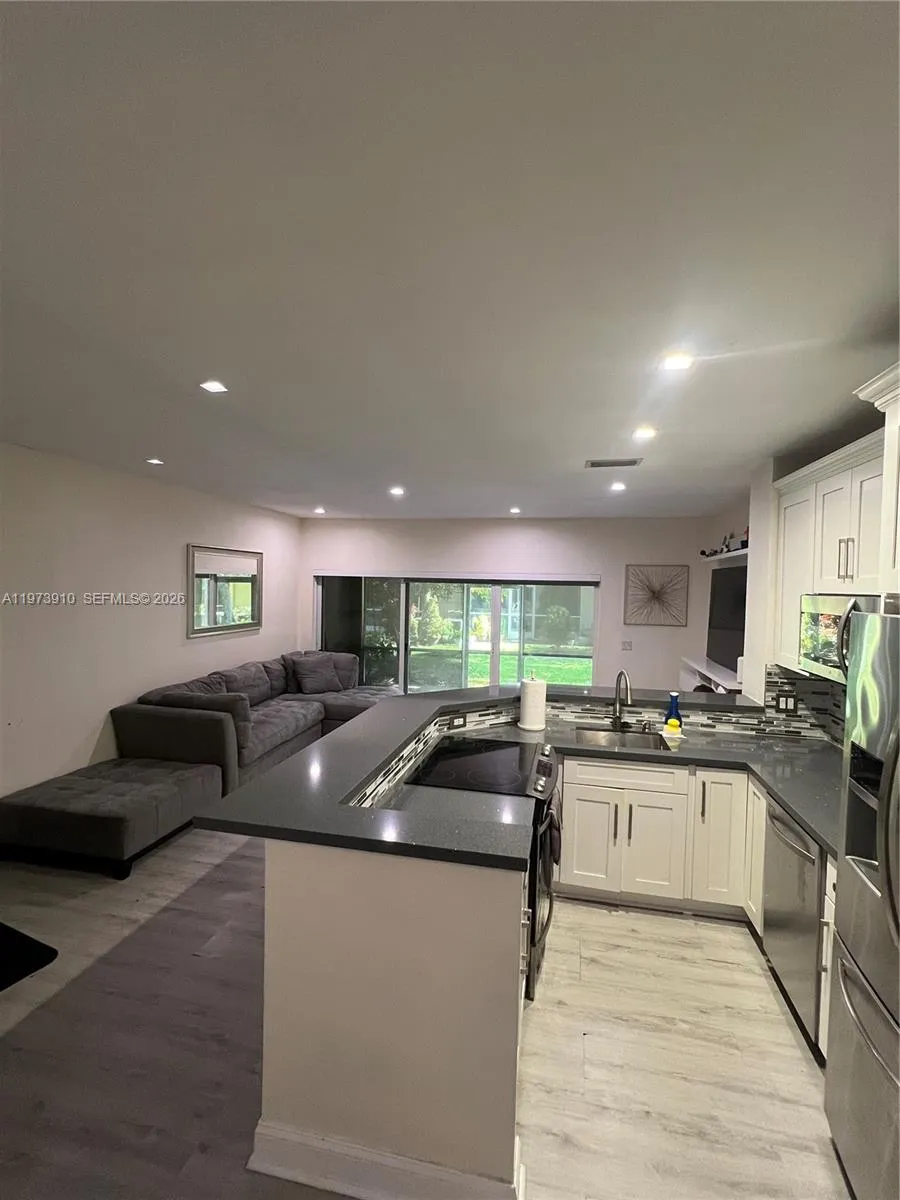 12140 SW 4th St, Pembroke Pines FL 33025