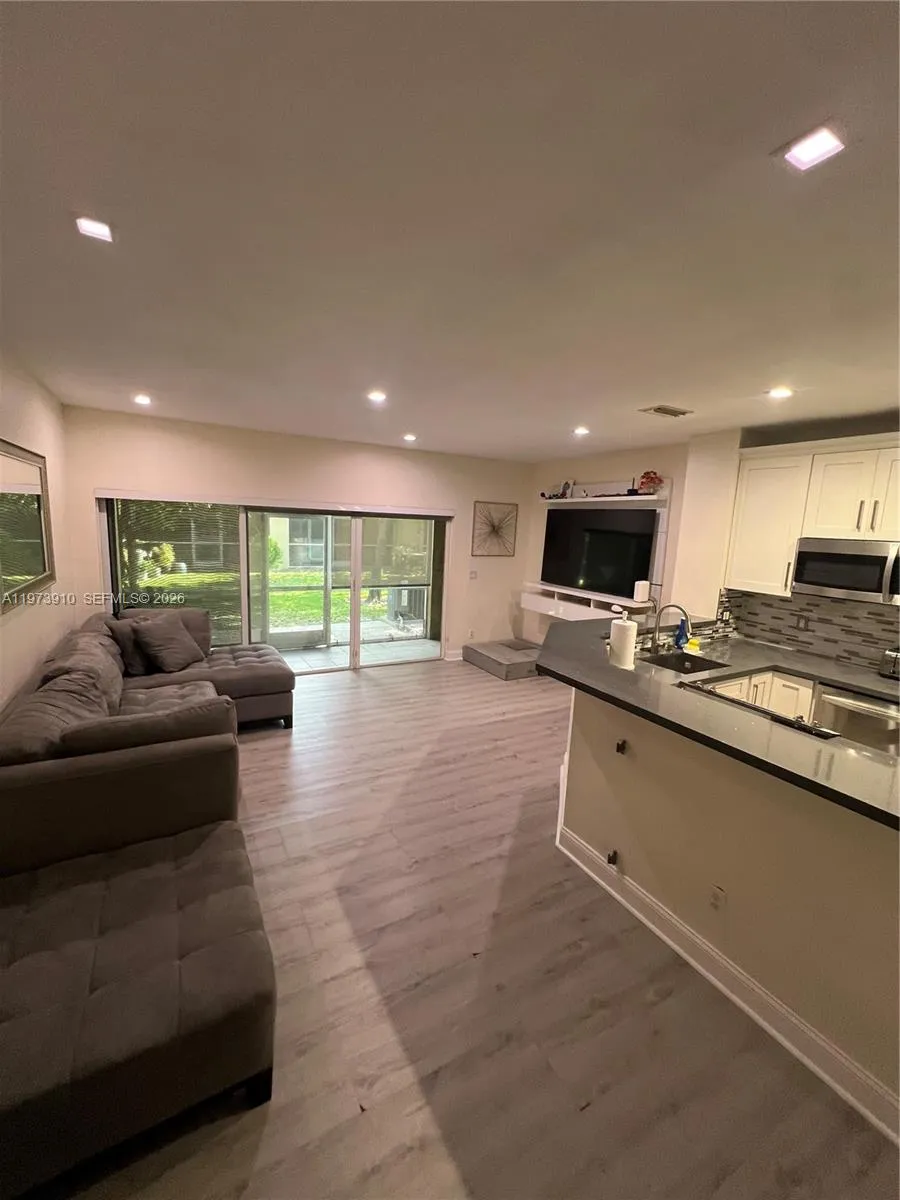 12140 SW 4th St, Pembroke Pines FL 33025
