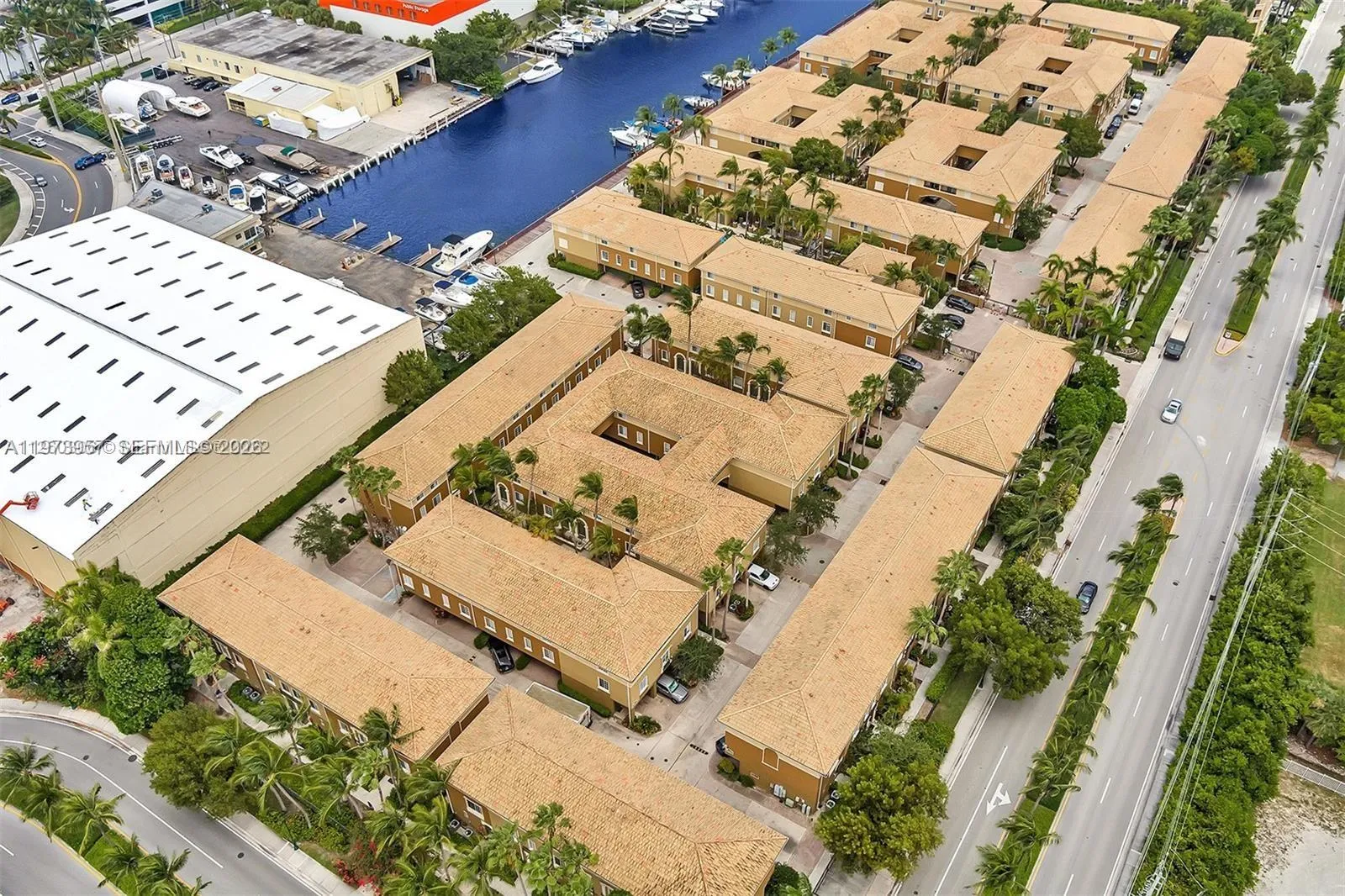 3 bedroom 2 bath for sale at 2965 NE 185th St # 1513, Aventura FL 33180