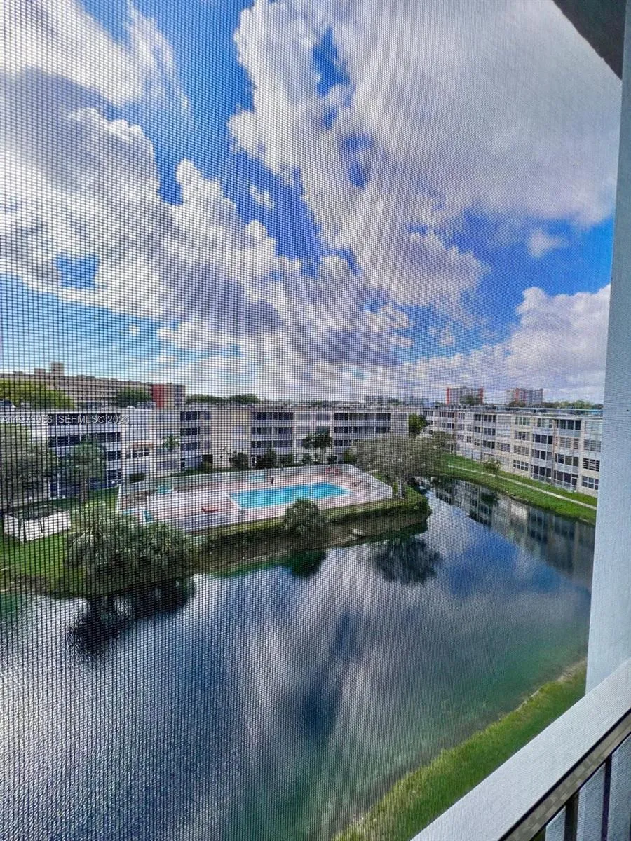 2 bedroom 2 bath for sale at 1700 NE 191st St # 508, Miami FL 33179