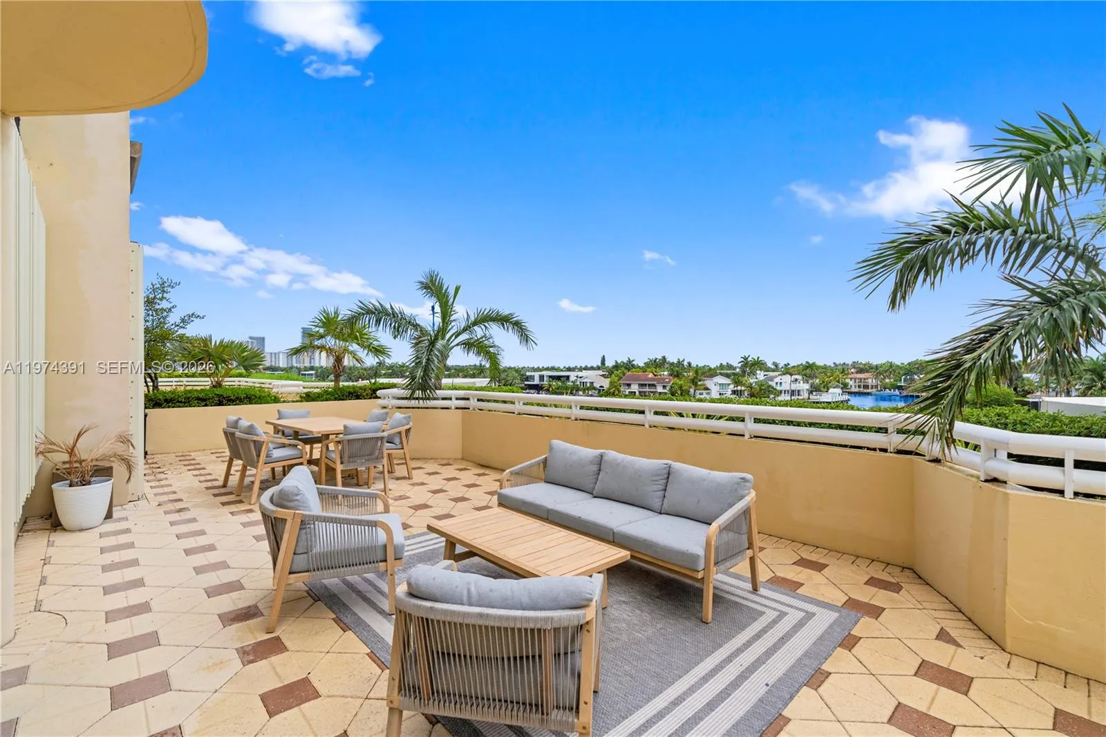 2 bedroom 2 bath for sale at 20191 E Country Club Dr # 407, Aventura FL 33180