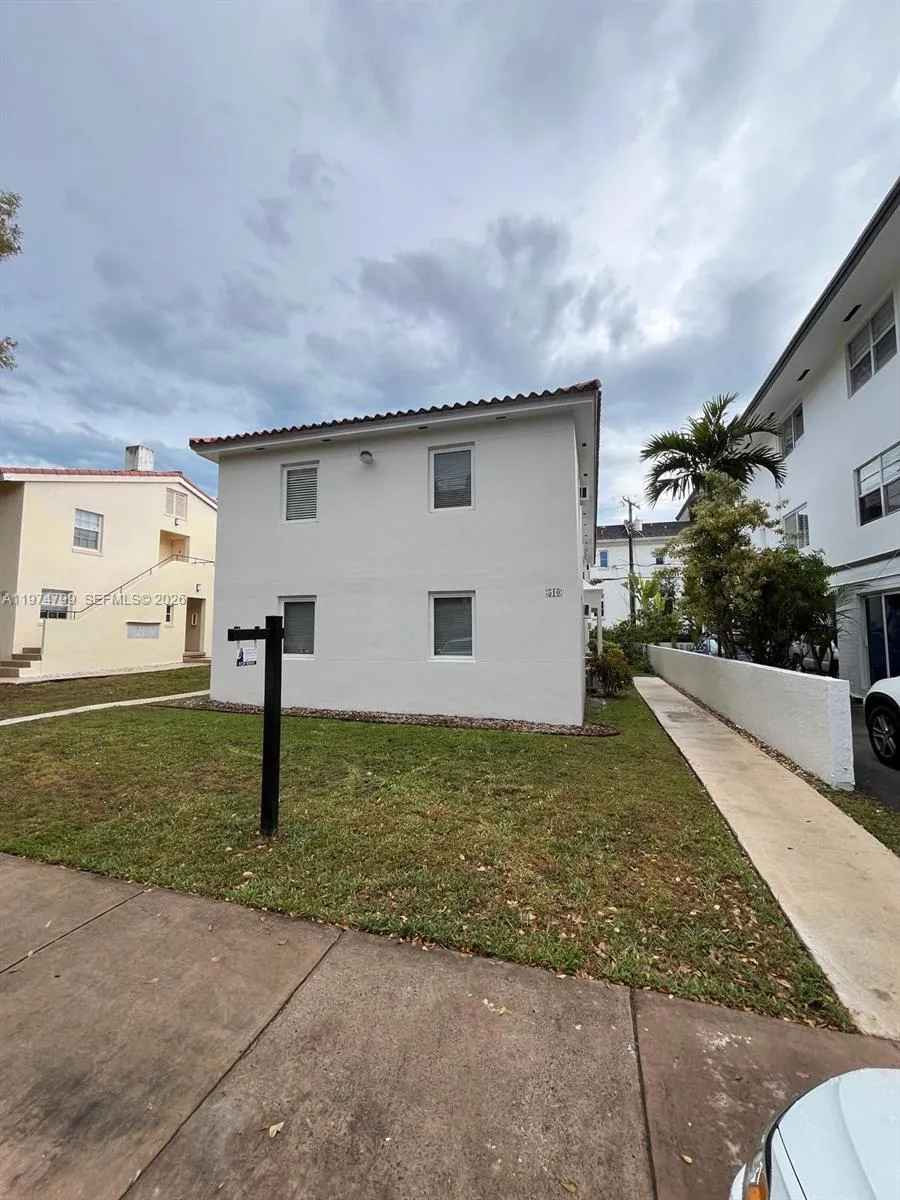 2 bedroom 1 bath for rent at 510 Santander Ave # 1, Coral Gables FL 33134