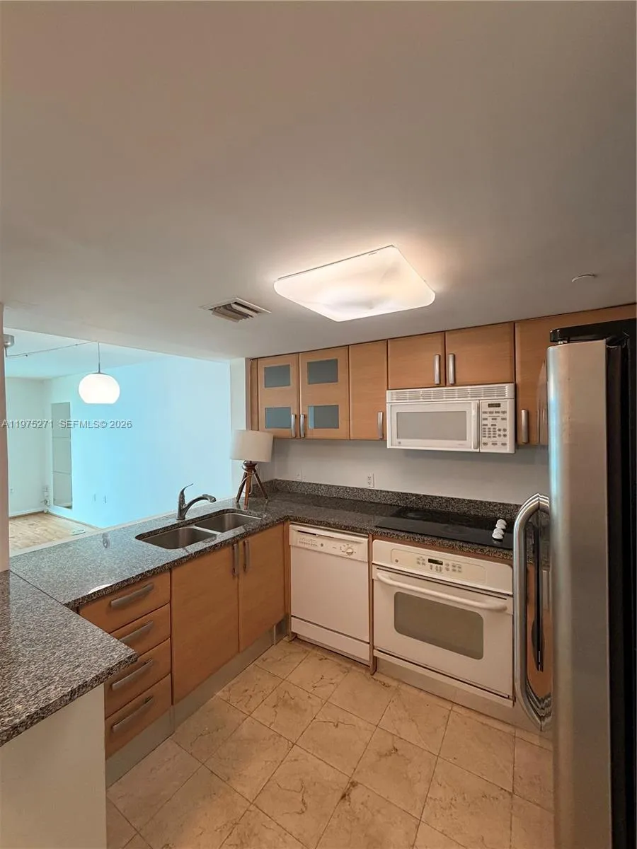 1 bedroom 1 bath for sale at 2101 Brickell Ave # 502, Miami FL 33129