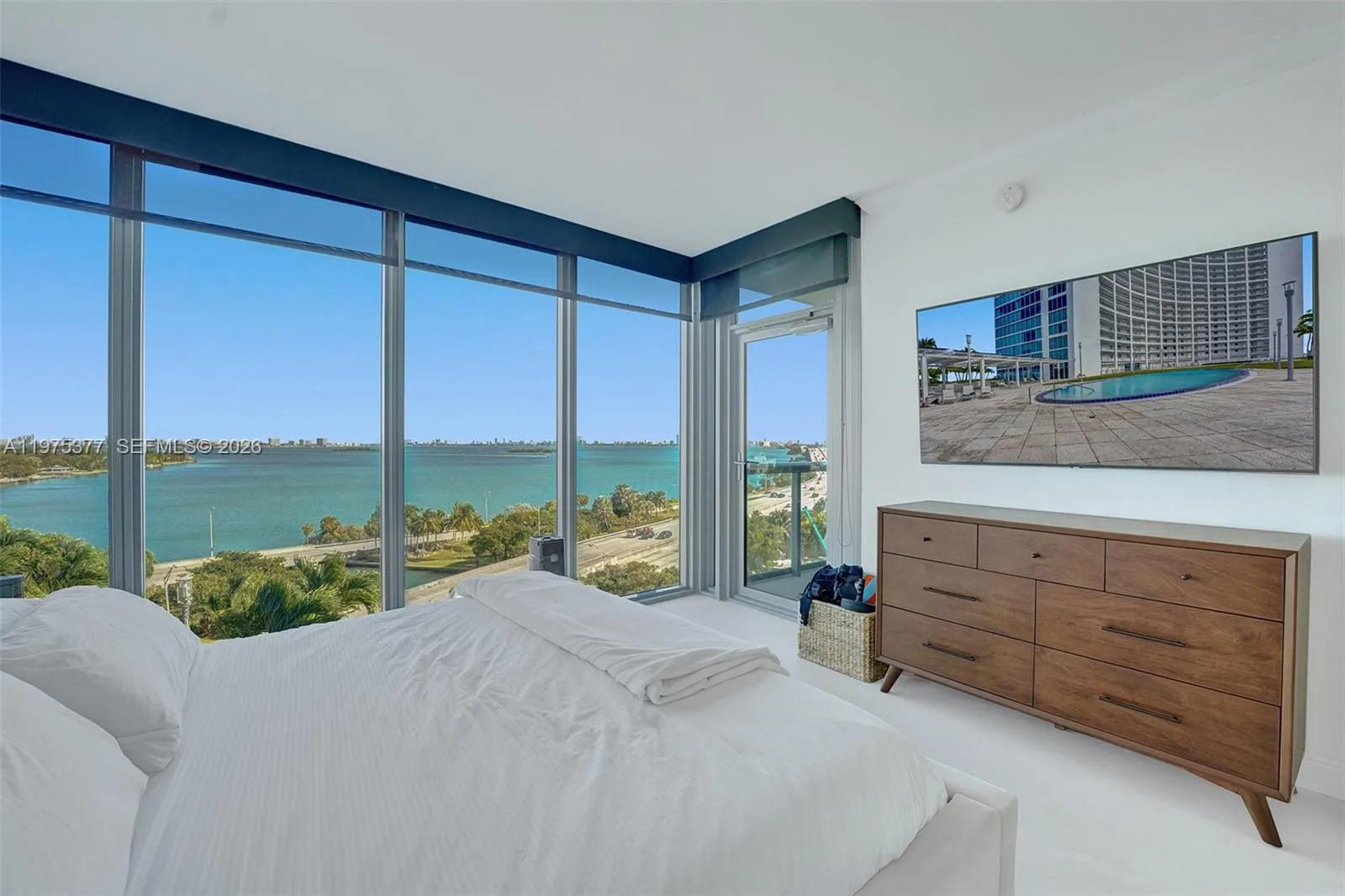 1 bedroom 1 bath for sale at 601 NE 36th St # 811, Miami FL 33137