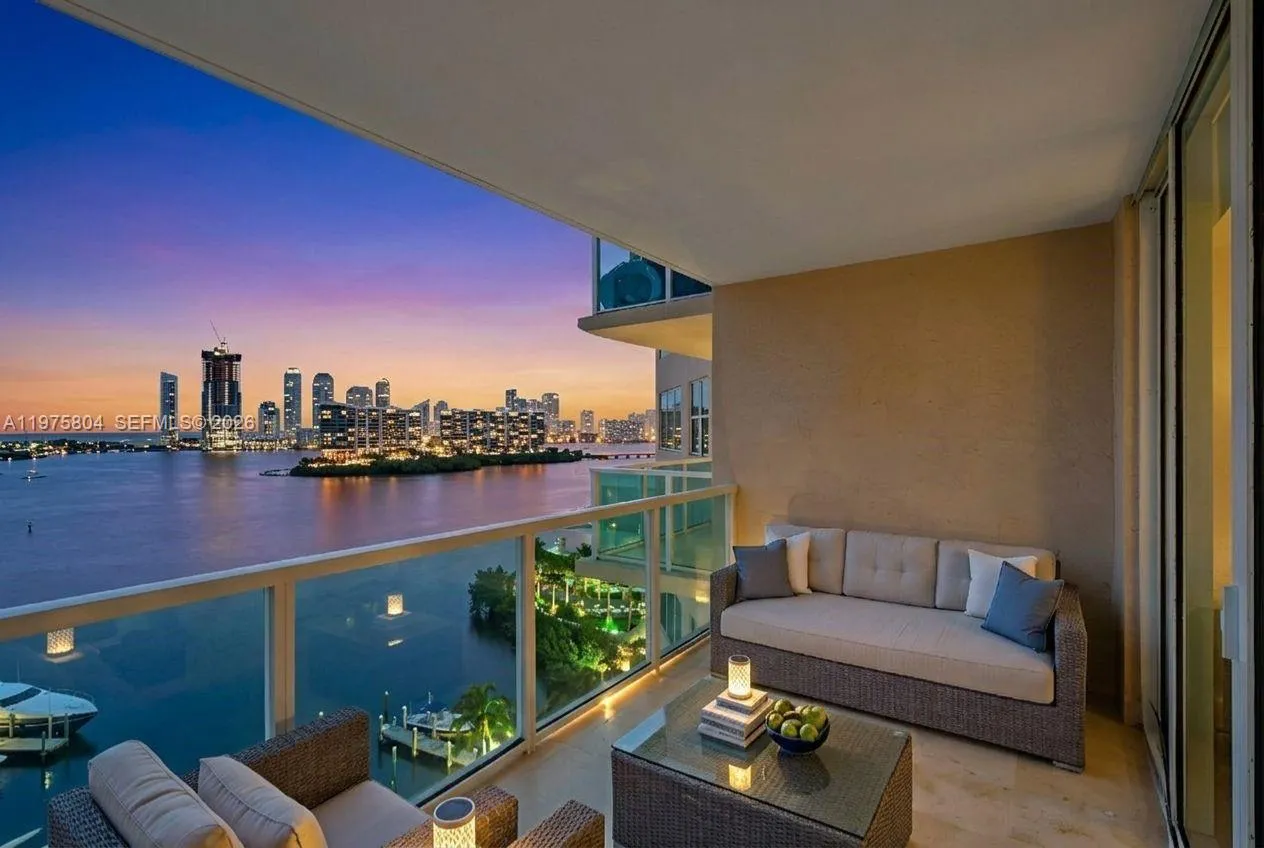 2 bedroom 2 bath for sale at 3330 NE 190th St # 1212, Aventura FL 33180
