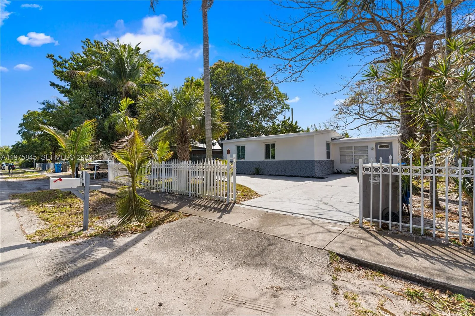 4520 SW 38th St, West Park FL 33023