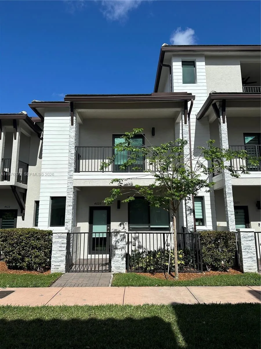 3 bedroom 2 bath for sale at 4609 NW 83rd Path # 0, Doral FL 33166